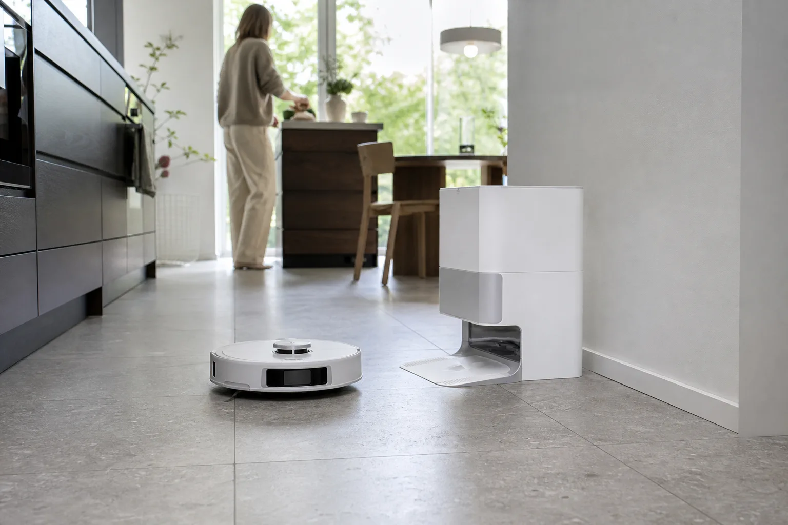 Kombirobot med moppstation som rengör ett kök med hårt klinkergolv